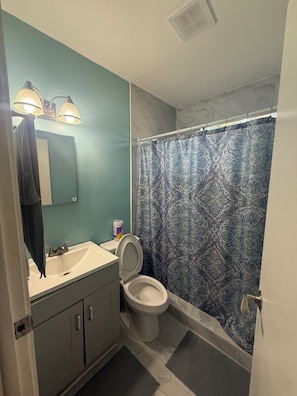 Hair dryer, towels, soap, toilet paper - Spacious and beautiful 4-bedroom house in the center of Jacksonville city. (Jacksonville)