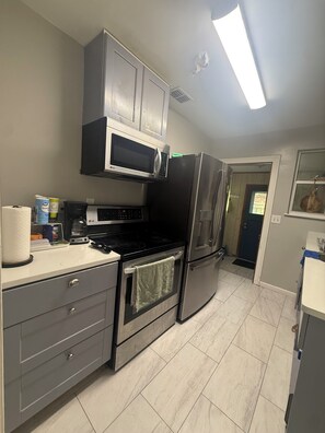 Private kitchen - Spacious and beautiful 4-bedroom house in the center of Jacksonville city. (Jacksonville)