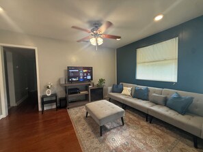 Living area - Spacious and beautiful 4-bedroom house in the center of Jacksonville city. (Jacksonville)