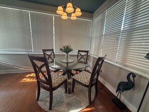 Dining - Spacious and beautiful 4-bedroom house in the center of Jacksonville city. (Jacksonville)