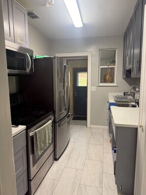 Private kitchen - Spacious and beautiful 4-bedroom house in the center of Jacksonville city. (Jacksonville)