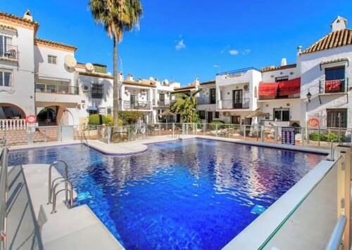 House Sleeps 4 With Pool and Parking
