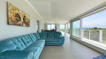 Apartamento de lujo, vistas al mar | Zona de estar | Smart TV de 32 pulgadas con canales digitales