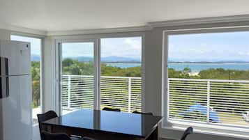 Luxury Apartment, Sea View | Dining
