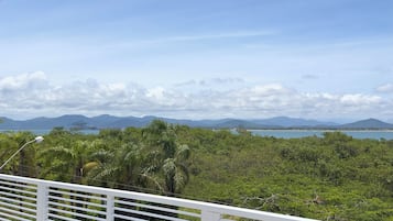 Luxury-Apartment, Meerblick | Unterkunftsgelände