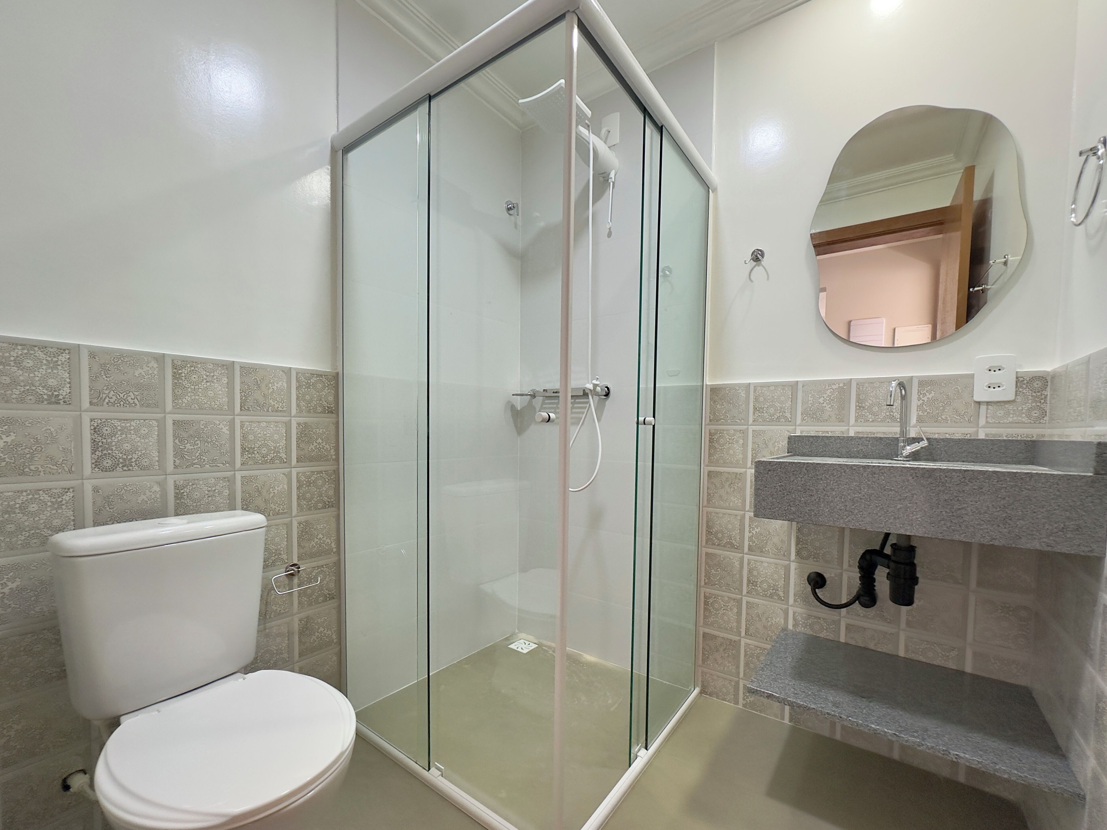 Departamento superior, lanai, vista al mar | Baño | Regadera, jabón, papel de baño 