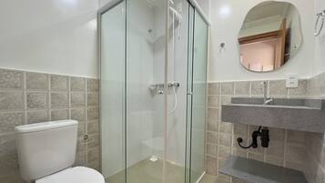 Departamento superior, lanai, vista al mar | Baño | Regadera, jabón, papel de baño