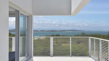 Luxury Apartment, Sea View | Teres/patio