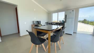 Apartamento de lujo, vistas al mar | Cocina privada | Frigorífico, microondas, horno y placa de cocina