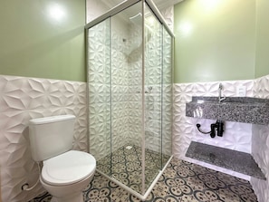 Apartamento luxo, varanda coberta, vista para o mar | Banheiro | Chuveiro, sabonete, papel higiênico 