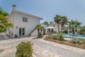 A modern house with a swimming pool, outdoor seating, and a staircase leading to the entrance. - Chalet 'chalet' with Private Pool and Barbecue near Alicante, San Juan & El Campello Beaches (Alicante (Alacant))