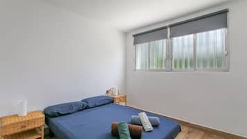 4 bedrooms, iron/ironing board, WiFi, bed sheets