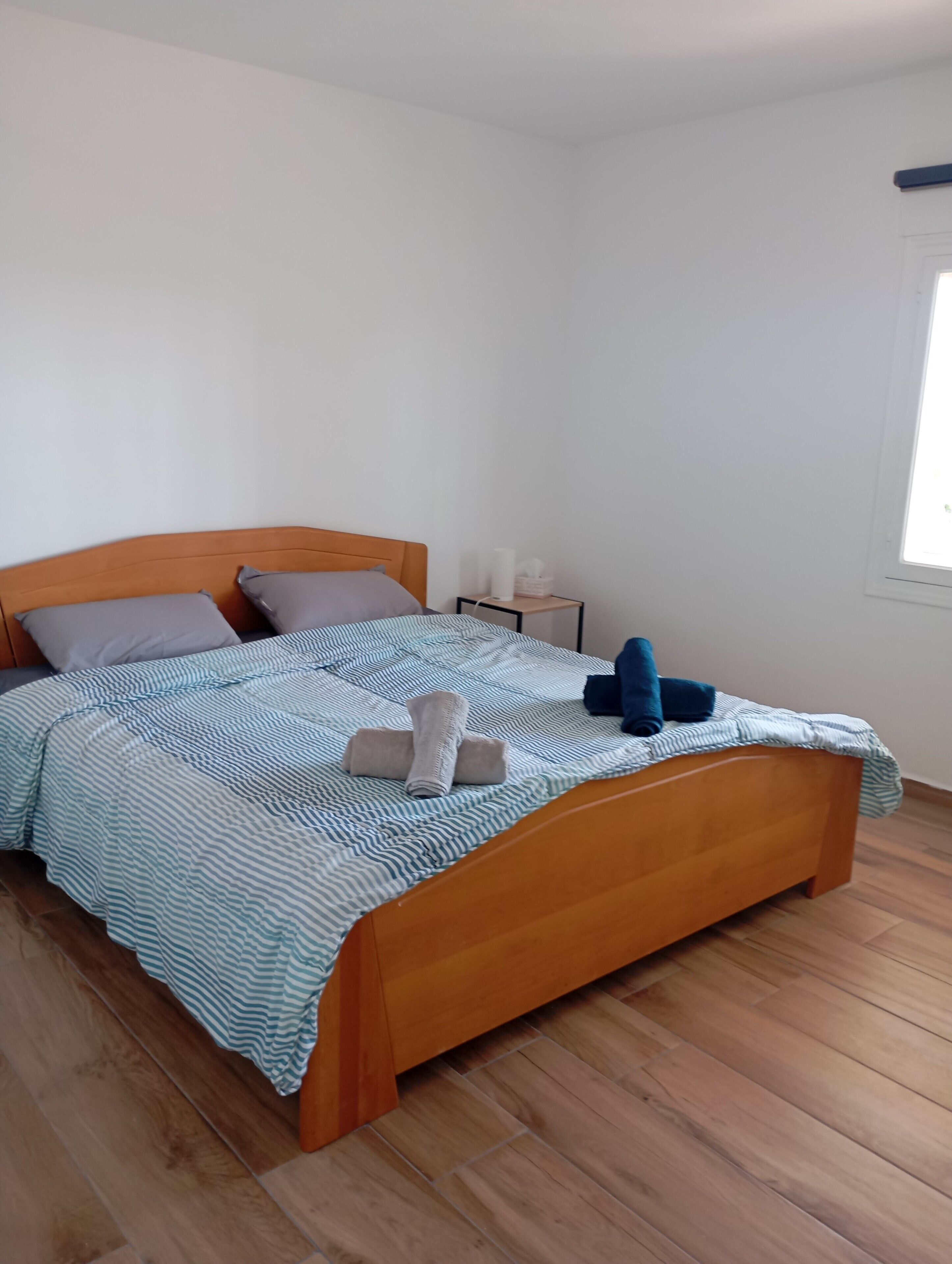 Een strijkplank/strijkijzer, wifi, beddengoed