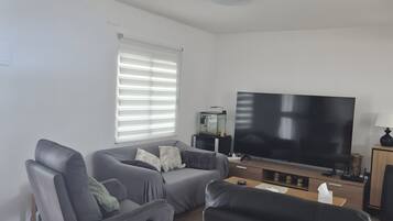 Een televisie en een open haard