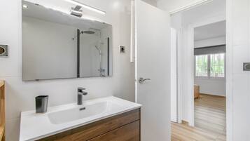 Shower, hair dryer, towels