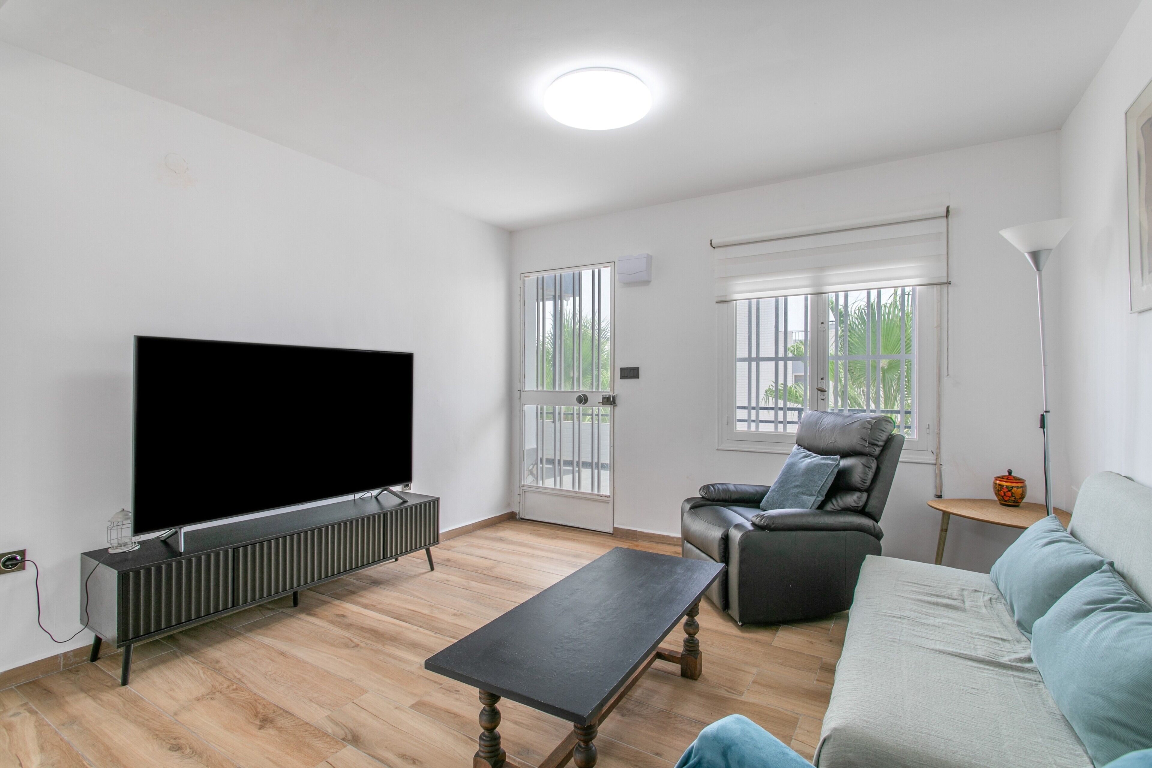 Een televisie en een open haard