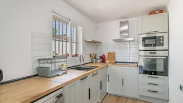 Coffee/tea maker, fridge, microwave, oven