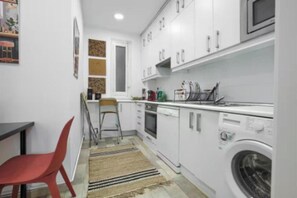 Private kitchen - Spacious Family Apartment in Goya – Steps from Movistar Arena (Madrid)
