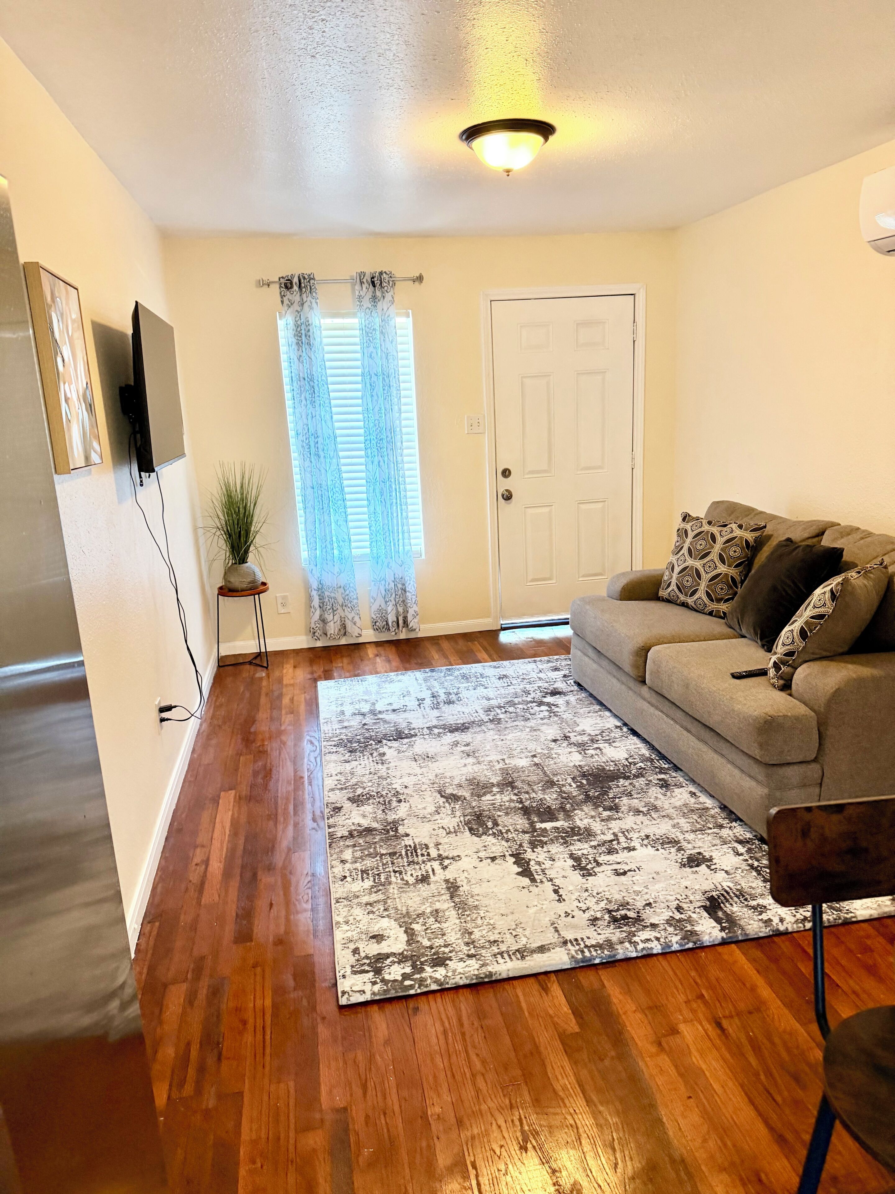 Living area. Leah’s Den- 1-bedroom apartment with AC in vibrant Houston Downtown attractions!