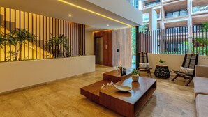 Eine moderne Lobby mit Holzbartresort, Sitzbereich und Treppe.