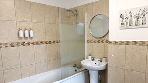 A bathroom with a bathtub, a sink, and a glass shower enclosure. - Peak Side Terrace, 3BR, Sleeps 5 - Buxton (Buxton)