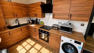 Coffee/tea maker, fridge, microwave, oven