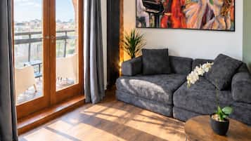 Ein Wohnzimmer mit einer Couch, einem Couchtisch und einem Gemälde an der Wand.