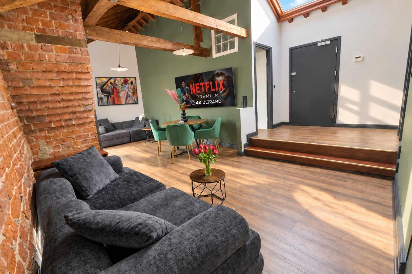 Un espace de vie moderne comprenant un canapé, une table à manger et une affiche publicitaire pour Netflix Premium 4K Ultra HD.