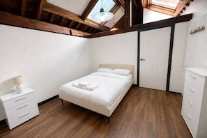 Desk, iron/ironing board, WiFi, bed sheets - Apt 8,34 wood street (Liverpool)
