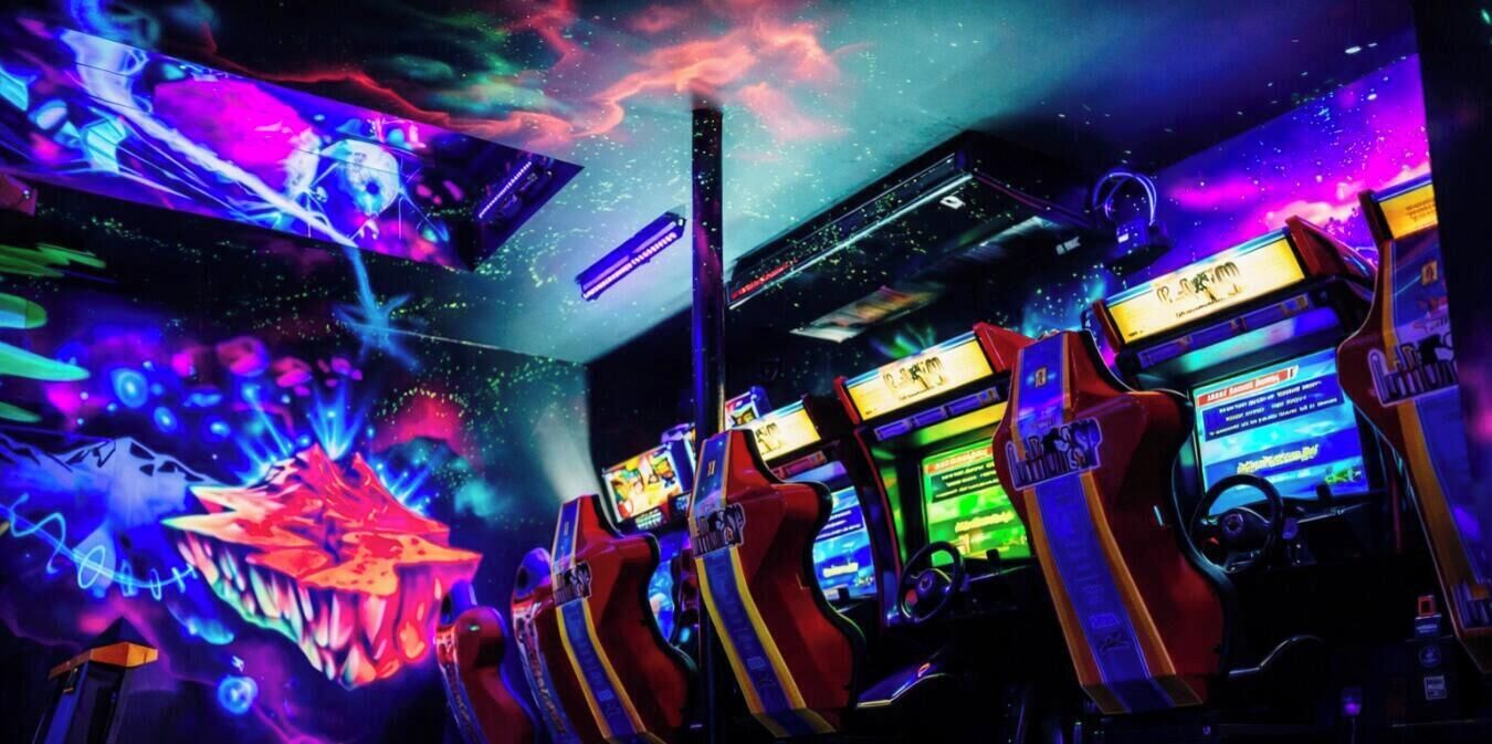 Eine Reihe von Gaming-Stühlen mit einer neonbeleuchteten Gaming-Einrichtung.