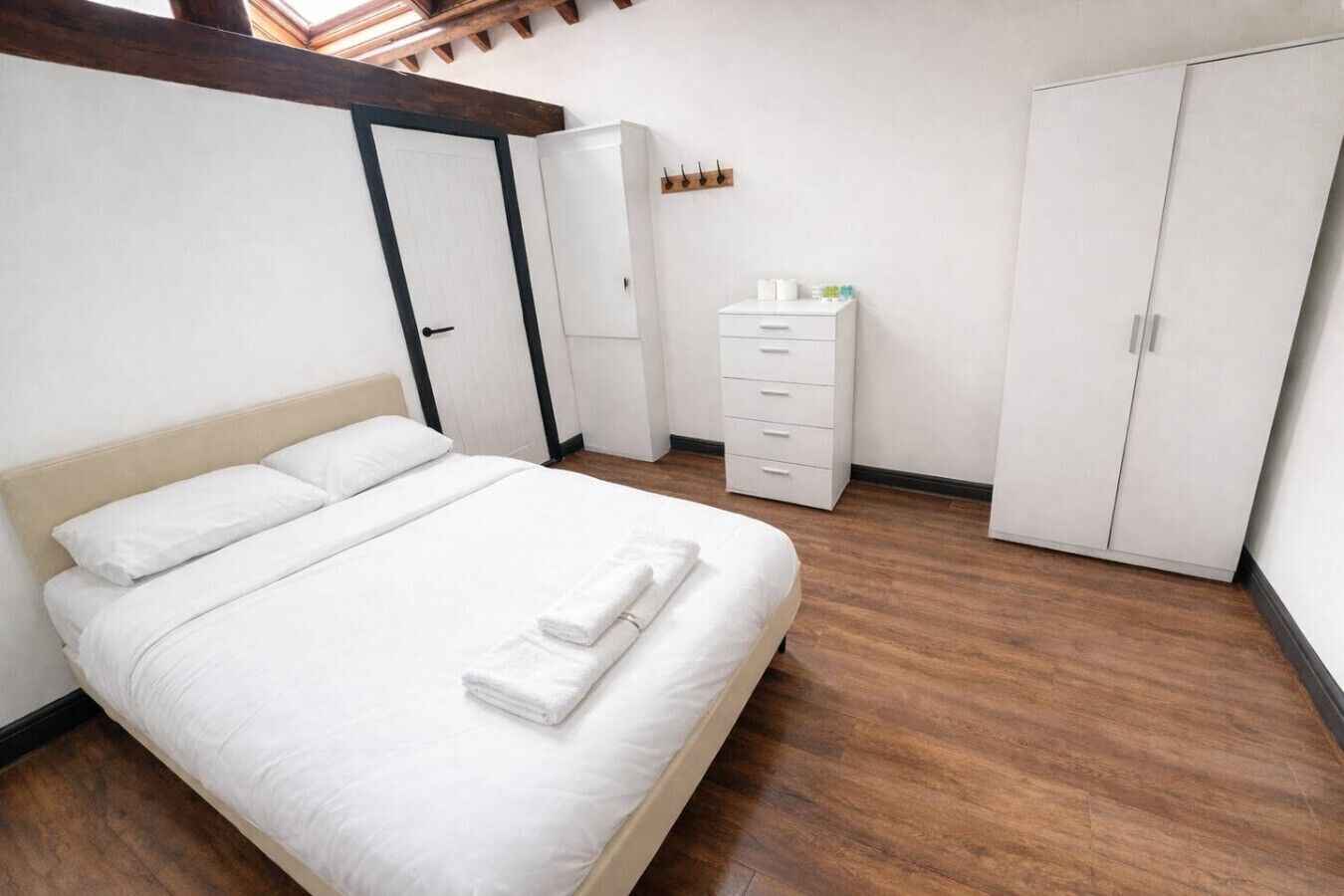 Desk, iron/ironing board, WiFi, bed sheets