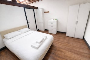 Desk, iron/ironing board, WiFi, bed sheets - Apt 8,34 wood street (Liverpool)