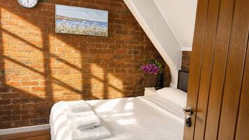 1 bedroom, desk, iron/ironing board, WiFi
