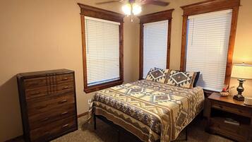 3 bedrooms, iron/ironing board, WiFi, bed sheets