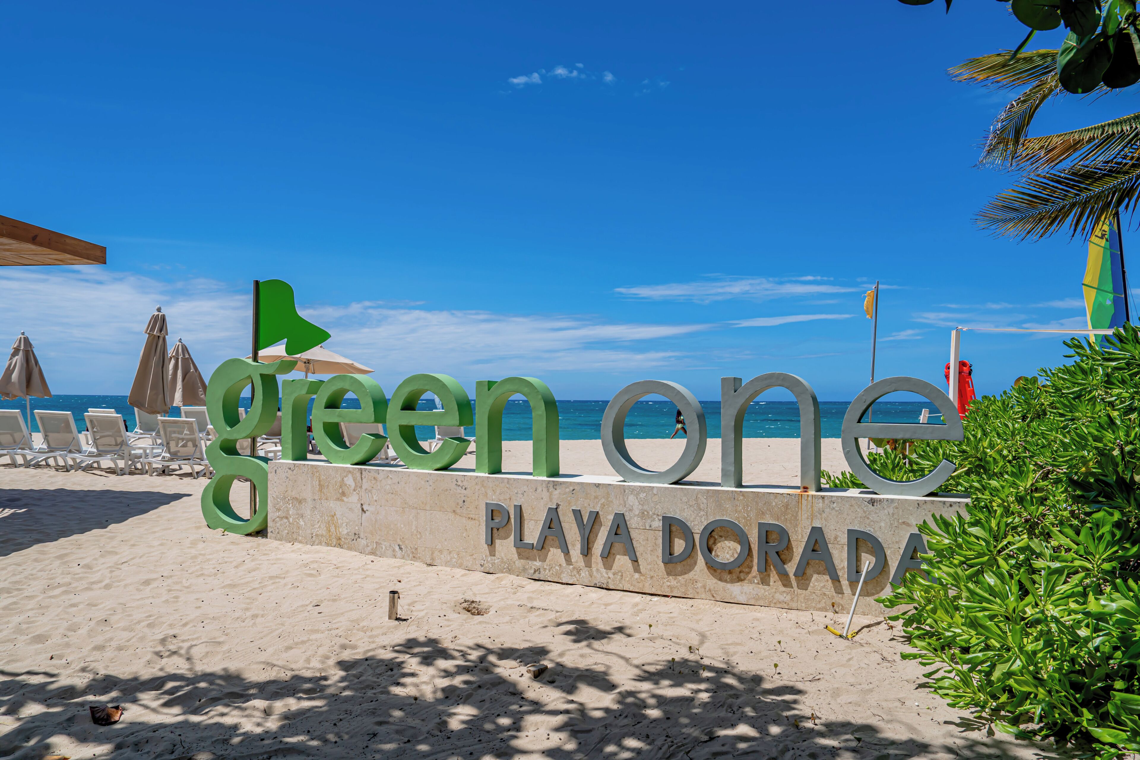 Playa en los alrededores, camastros y toallas de playa 