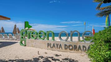 Playa en los alrededores, camastros y toallas de playa