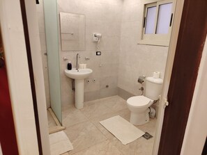 Separate tub and shower, hair dryer, slippers, towels - Egypptian pharaonic cave2 &spa (Nazlit el sman)
