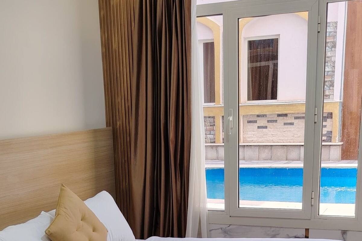 Comfort Room, Desert View | Laptop workspace, blackout drapes, free WiFi