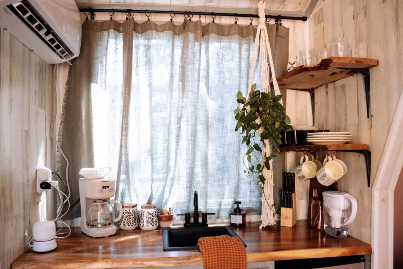 電子レンジ、コーヒー / ティーメーカー、調理器具と食器、ダイニングテーブル