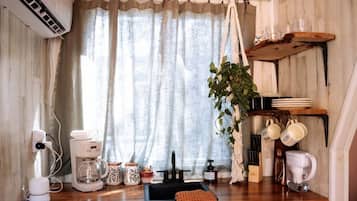 電子レンジ、コーヒー / ティーメーカー、調理器具と食器、ダイニングテーブル