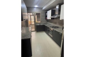 Frigorífic, microones, forn i placa de cuina 