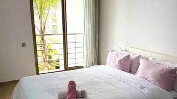 3 bedrooms, iron/ironing board, WiFi (free), bed sheets