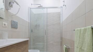 Deluxe kamer, uitzicht op park | Badkamer | Een haardroger, handdoeken, zeep, shampoo