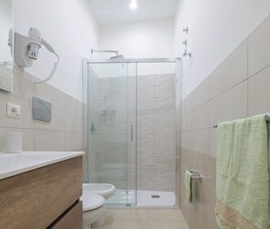 Habitación Deluxe, vista al parque | Baño | Secadora de cabello, toallas, jabón, shampoo 