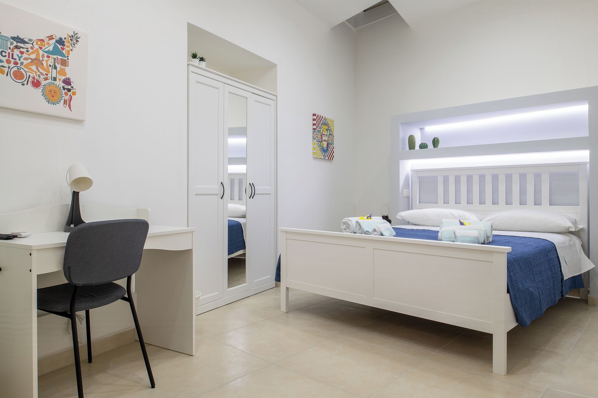 Habitación Confort, vista al parque | Caja de seguridad en la habitación y escritorio 
