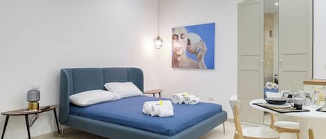 Kamar Deluks, pemandangan taman | Brankas, meja kerja, ruang kerja ramah laptop, dan setrika/meja setrika