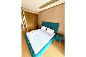 Tabla de planchar con plancha, wifi gratis y ropa de cama 