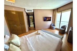 Tabla de planchar con plancha, wifi gratis y ropa de cama 