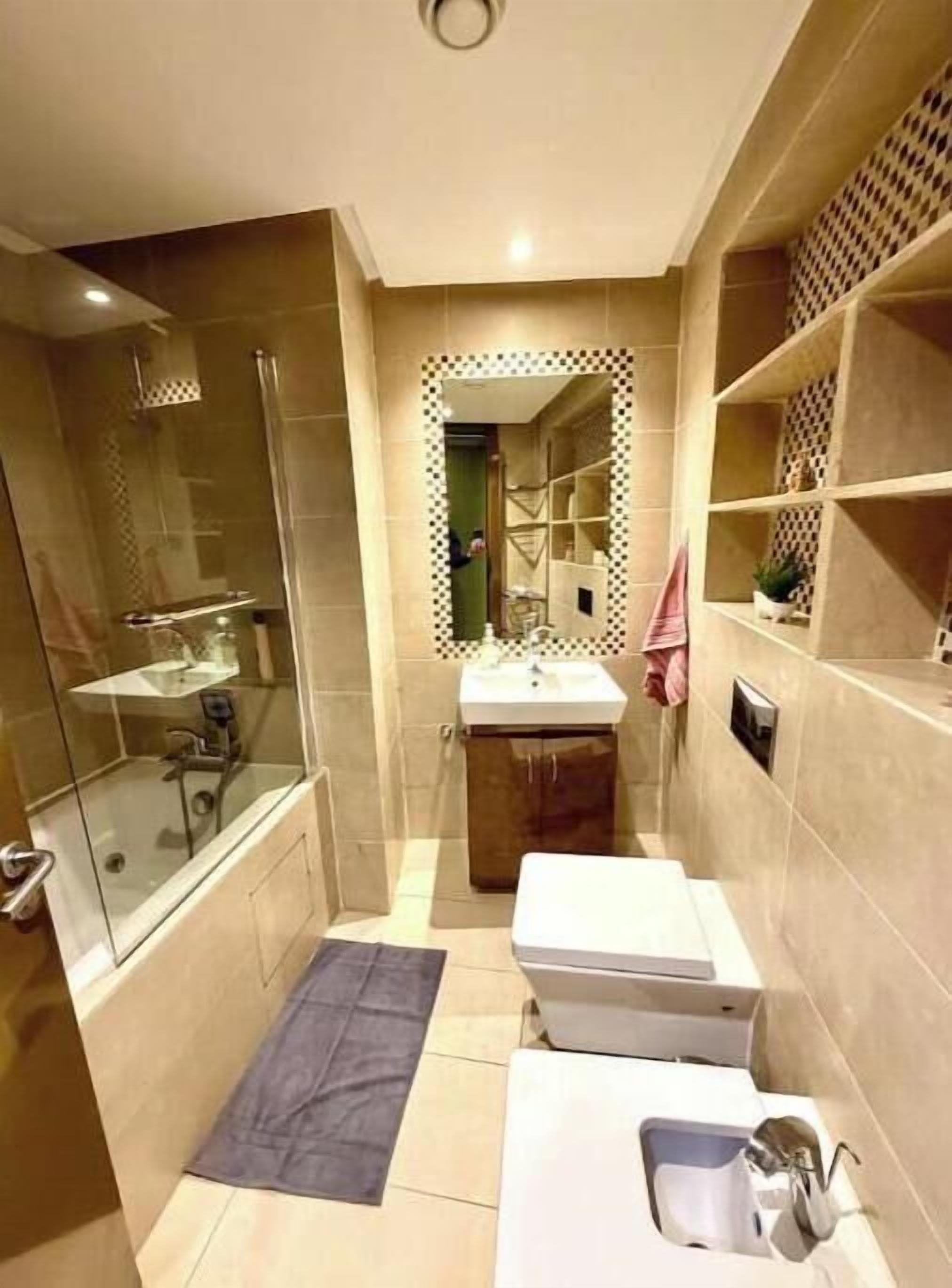 Een douche, een haardroger, een bidet, handdoeken