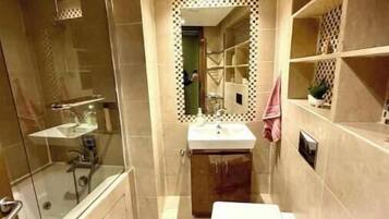 Een douche, een haardroger, een bidet, handdoeken